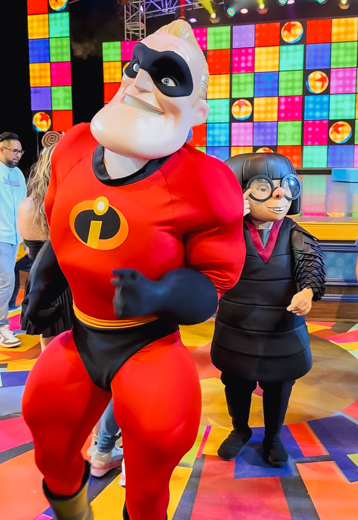 Mr. Incredible and Edna Mode on the dance floor.